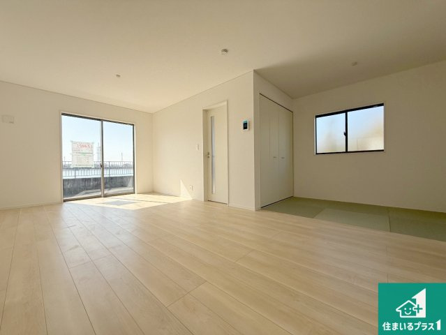 岸和田市門前町　第2期　新築一戸建ての居間・リビング|シンプルなリビングは、観葉植物等のインテリアを楽しめますね！パパ好みにも、ママ好みにも家具次第で雰囲気を変えることができます！