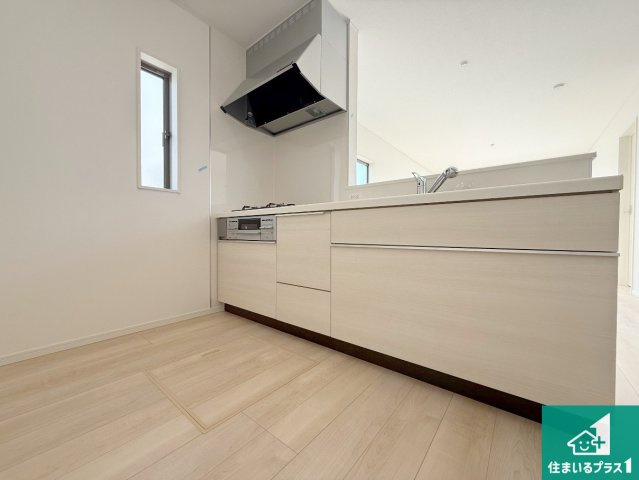 岸和田市門前町　第2期　新築一戸建てのキッチン|リビングと統一感があり、使い勝手のいいキッチン。広々としているので、二人並んで作業が出来ちゃいます。お子様と一緒に色々なお料理に挑戦できるスペースがあります。