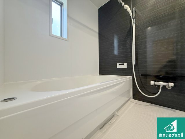 岸和田市門前町　第2期　新築一戸建ての浴室|足をゆったり伸ばして寛げる浴槽です。窓が設けられていますので差し込む光が明るく穏やかな雰囲気にしてくれます♪浴室乾燥機も設置しているので、雨の日の洗濯物も安心です♪