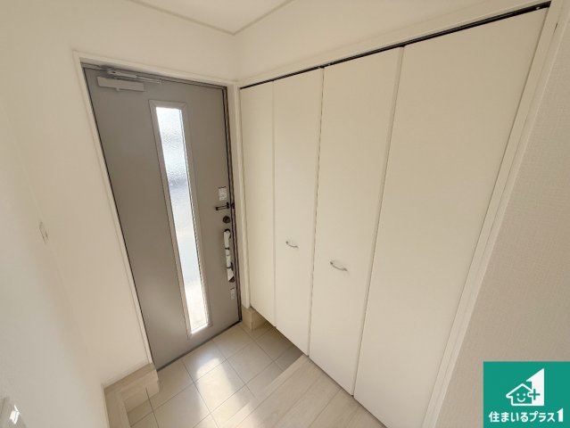 岸和田市門前町　第2期　新築一戸建ての玄関|シューズボックスにはたくさんの靴が収納できるので玄関周りはいつもスッキリ！ご家族が増えても安心！