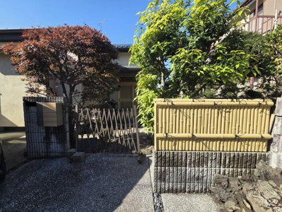 【外観】 | 瀬谷区本郷2丁目中古戸建【瀬谷駅北口徒歩18分/敷地面積約55坪/純和風の古民家的なお住まい/】 | 素敵な玄関が出迎えてくれます。