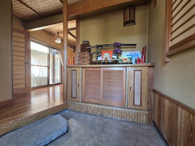 【玄関】 | 瀬谷区本郷2丁目中古戸建【瀬谷駅北口徒歩18分/敷地面積約55坪/純和風の古民家的なお住まい/】 | 純和風の玄関です。