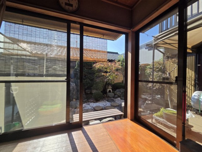 【洋室】 | 瀬谷区本郷2丁目中古戸建【瀬谷駅北口徒歩18分/敷地面積約55坪/純和風の古民家的なお住まい/】 | 1階洋室からの眺め。庭木に小鳥が集まってくるので、眺めながら癒される空間がここにございます。