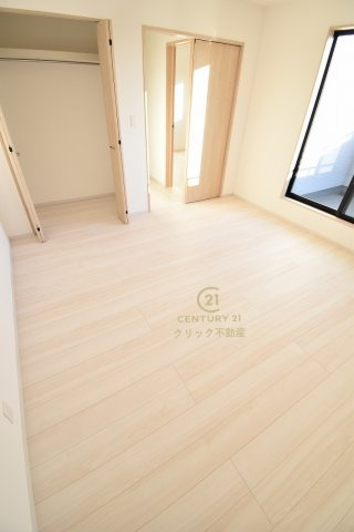 いろどりアイタウン　那珂市杉　23-P2　4の洋室|折戸を開くと壁面クローゼット。衣類が横一列に並ぶためひと目で洋服が選びやすい！衣類をたくさんお持ちの方もスッキリ片付きます♪