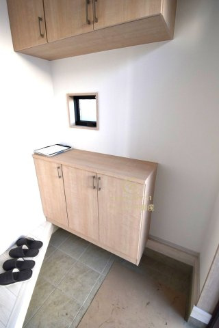いろどりアイタウン　那珂市杉　23-P2　4のキッチン|たっぷり入る玄関収納です！扉の中は可動棚ですので、用途に合わせて高さを自由に変えることができます。窓があるので湿気がこもりにくく明るいのも嬉しいです。