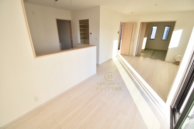 いろどりアイタウン　那珂市杉　23-P2　4の居間・リビング|カーテンやラグの色、質感、選ぶ家具などでお部屋の雰囲気が変わります。お好みのインテリアを楽しみましょう♪白を基調とした内装ですので、あらゆるスタイルが馴染みます。