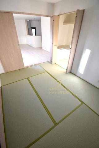 いろどりアイタウン　那珂市杉　23-P2　4の和室|癒しの空間和室は、ペタンと座ったりゴロンと横になったり、寛ぎの場所になります。小さなお子さまの遊び場にもいいですね。リビングから様子を見守れます。