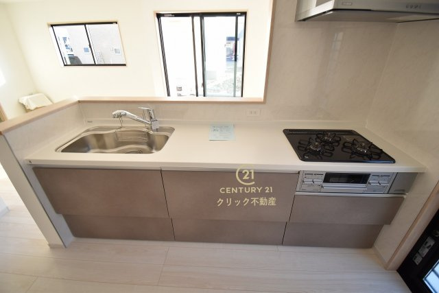 いろどりアイタウン　那珂市杉　23-P2　4のキッチン|対面式システムキッチンは料理中や後片づけの間も会話が楽しめ、家族に一体感が生まれます。十分な広さのキッチンなら、家族での分担作業もはかどりそう！