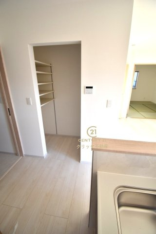 いろどりアイタウン　那珂市杉　23-P2　4の収納|キッチン横のパントリーが嬉しい！生活感の出やすい消耗品や食材のストックはこちらへどうぞ♪可動棚付きで、置きたいものに合わせた使い方ができます。
