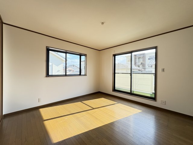 磯城郡田原本町大字三笠の寝室|バルコニーに面した寝室８帖です