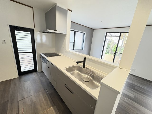 磯城郡田原本町大字三笠のキッチン|ホワイトを基調とした対面式システムキッチン