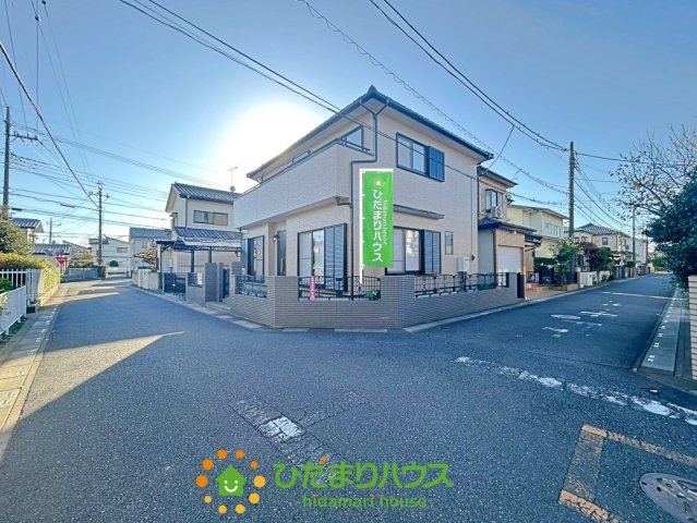 宮代町宮代台3丁目　中古一戸建ての前面道路含む現地写真