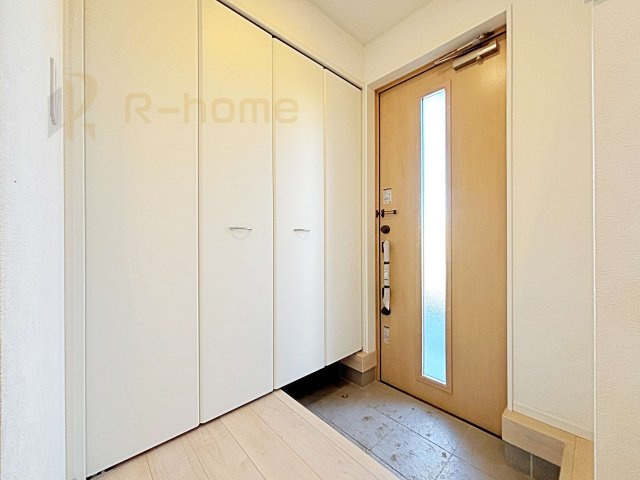 龍ケ崎市城ノ内第9　新築戸建て　3号棟の玄関|気持ちよくご家族やゲストを送迎できる穏やかな雰囲気の玄関♪大きな下駄箱で玄関廻りスッキリ♪