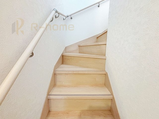 龍ケ崎市城ノ内第9　新築戸建て　3号棟の内装|手すりのついた階段！小さなお子様の利用も一安心です♪