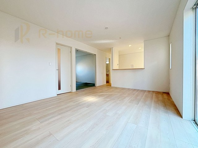 龍ケ崎市城ノ内第9　新築戸建て　3号棟の居間・リビング|広くて明るいＬＤＫ♪ ゆったりくつろげるリビングスペースで、ご家族皆様の笑顔が溢れます。