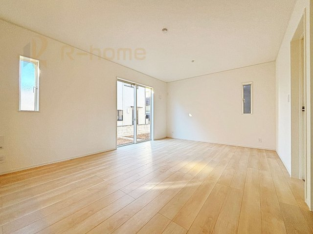 龍ケ崎市城ノ内第9　新築戸建て　3号棟の居間・リビング|広々とした余裕のあるリビングです♪大きな窓からは自然光が届きます。