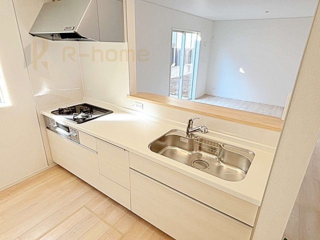 龍ケ崎市城ノ内第9　新築戸建て　3号棟のキッチン|料理をしながら家族とコミュニケーションが取れる対面式システムキッチン。