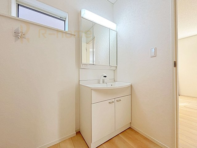 龍ケ崎市城ノ内第9　新築戸建て　3号棟の洗面所|清潔感溢れる洗面台は嬉しい三面鏡付き。洗剤や歯ブラシなどもすっきり収納できます♪