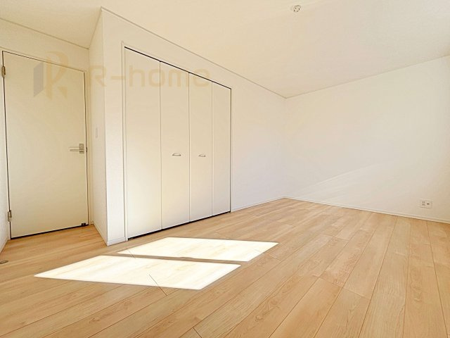 龍ケ崎市城ノ内第9　新築戸建て　3号棟の洋室|どんな部屋家具も合わせやすいシンプルな洋室！
たっぷりの日差しと心地よい風が舞い込む住まい♪