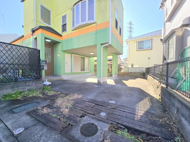 あきる野市伊奈　リフォーム住宅の駐車場|2025年11月撮影　リフォーム前写真