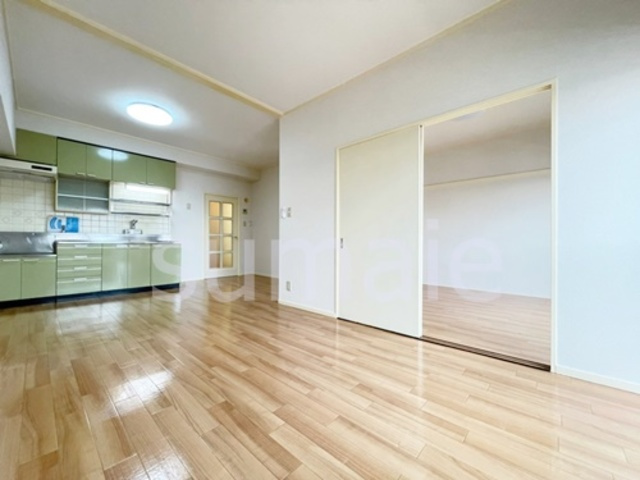 渋谷コート３号棟の居間・リビング|明るいリビングです。