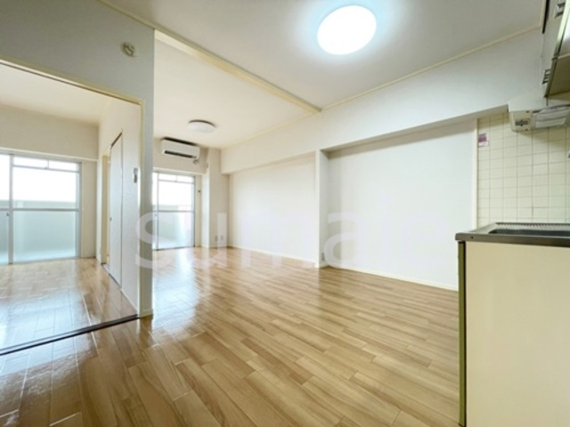 渋谷コート３号棟の居間・リビング|明るいリビングです。