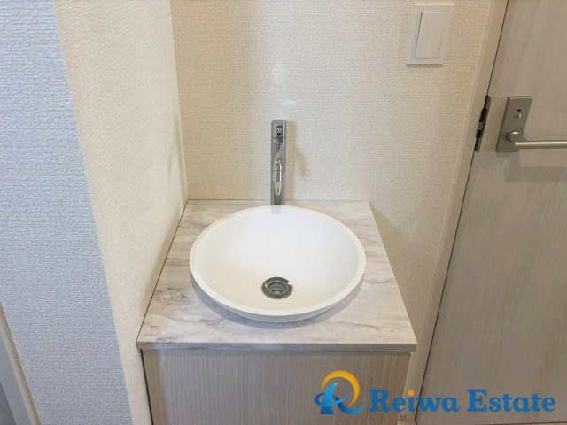 新築戸建　高座郡寒川町倉見の独立洗面台|1階に設置したセカンド洗面は帰宅後の手洗いうがいの習慣がつけやすく、外出の多い家庭や子供がいるご家庭におすすめです。