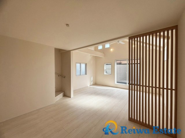 新築戸建　高座郡寒川町倉見の居間・リビング|ダイニングとリビングを仕切れるので「食事をする場所」と「くつろぐ場所」を分けることが出来ます。