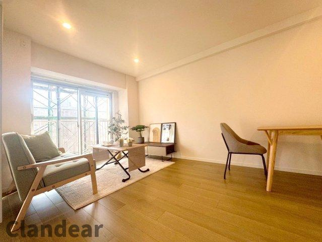 ボナハイツ中川1号棟の居間・リビング|ドキドキの新生活も、安心してスタート。ぴったりの住まいを見つけませんか？クランディアが一緒に住まい選びをサポートします‼　まずは、お気軽にお問合せください　＃クランディア