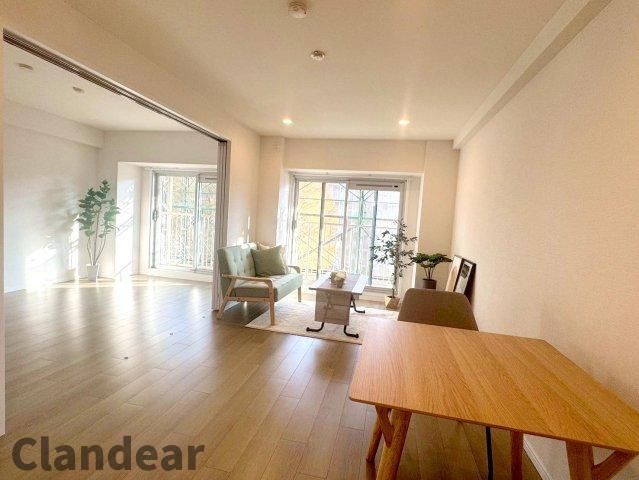 ボナハイツ中川1号棟の居間・リビング|ドキドキの新生活も、安心してスタート。ぴったりの住まいを見つけませんか？クランディアが一緒に住まい選びをサポートします‼　まずは、お気軽にお問合せください　＃クランディア