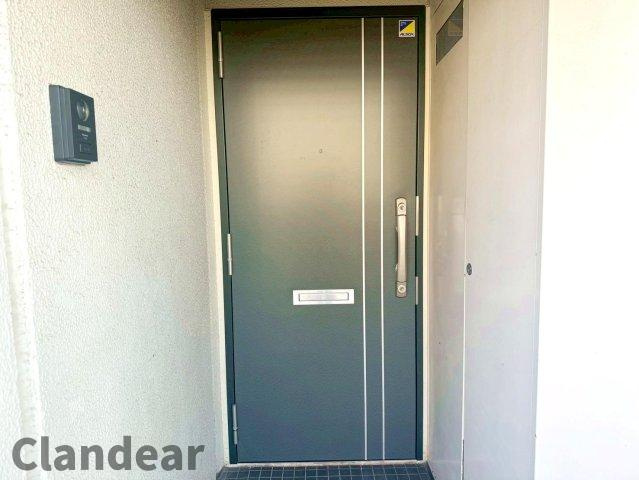 ボナハイツ中川1号棟の玄関|ドキドキの新生活も、安心してスタート。ぴったりの住まいを見つけませんか？クランディアが一緒に住まい選びをサポートします‼　まずは、お気軽にお問合せください　＃クランディア