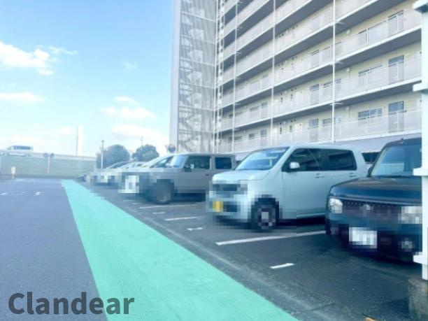 ボナハイツ中川1号棟の駐車場|ドキドキの新生活も、安心してスタート。ぴったりの住まいを見つけませんか？クランディアが一緒に住まい選びをサポートします‼　まずは、お気軽にお問合せください　＃クランディア