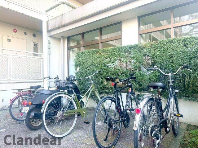 ボナハイツ中川1号棟の駐輪場|ドキドキの新生活も、安心してスタート。ぴったりの住まいを見つけませんか？クランディアが一緒に住まい選びをサポートします‼　まずは、お気軽にお問合せください　＃クランディア