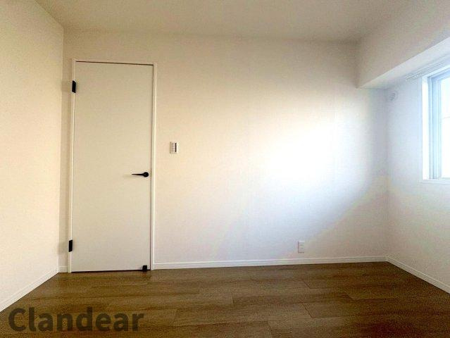 ボナハイツ中川1号棟の洋室|ドキドキの新生活も、安心してスタート。ぴったりの住まいを見つけませんか？クランディアが一緒に住まい選びをサポートします‼　まずは、お気軽にお問合せください　＃クランディア