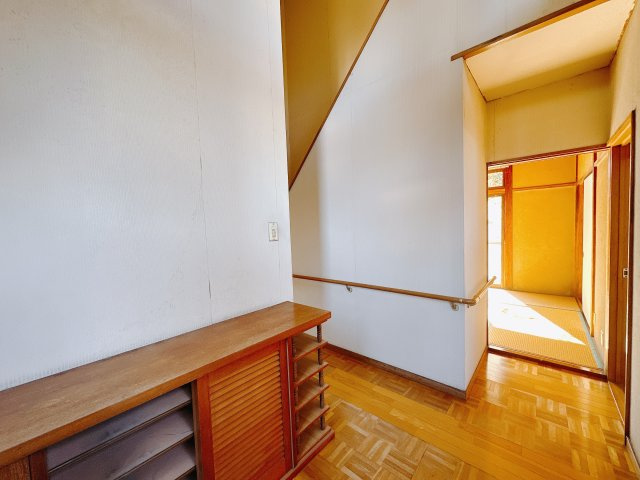 【中古戸建】前橋市下細井町の玄関|■玄関収納｜太陽の光をたっぷり採り込む南玄関☆ご家族の靴がたくさんしまえる下駄箱付き。