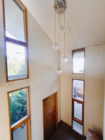 【中古戸建】前橋市下細井町の内装|■玄関｜明るい陽射しが差し込む、天井吹き抜けを設けた間取り。