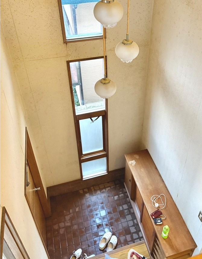 【中古戸建】前橋市下細井町の玄関|■玄関｜明るい陽射しが差し込む、天井吹き抜けを設けた間取り。