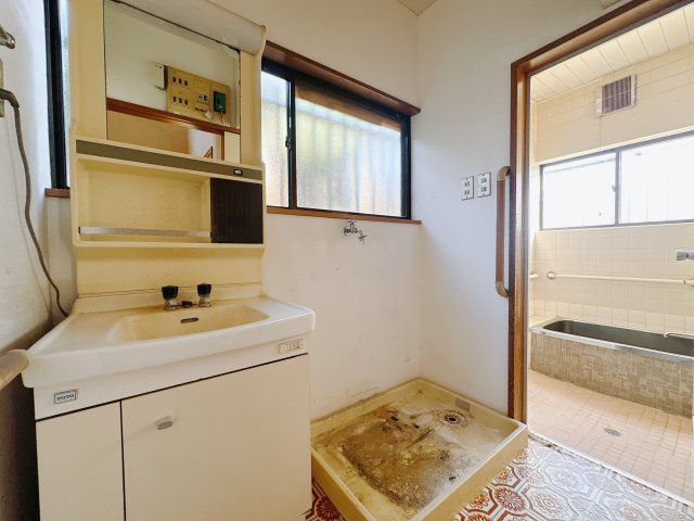 【中古戸建】前橋市下細井町の独立洗面台|■洗面室｜大きな鏡で朝の身支度もラクラク♪毎日の忙しい準備が楽しくなる洗面所です(^^♪