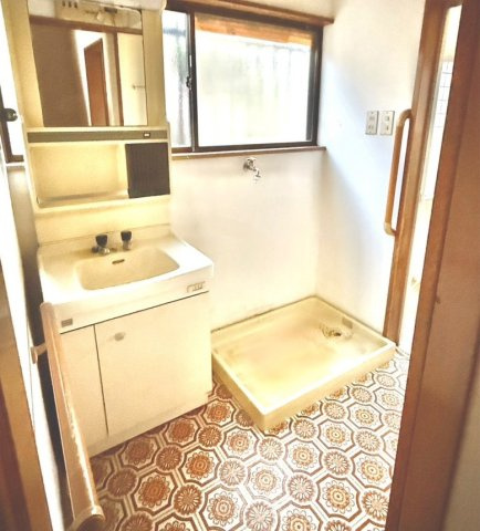 【中古戸建】前橋市下細井町の独立洗面台|■洗面室｜大きな鏡で朝の身支度もラクラク♪毎日の忙しい準備が楽しくなる洗面所です(^^♪