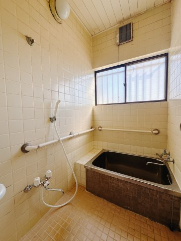 【中古戸建】前橋市下細井町の浴室|■浴室｜浴室には窓がついています♪常に換気もできますので綺麗を保てます☆