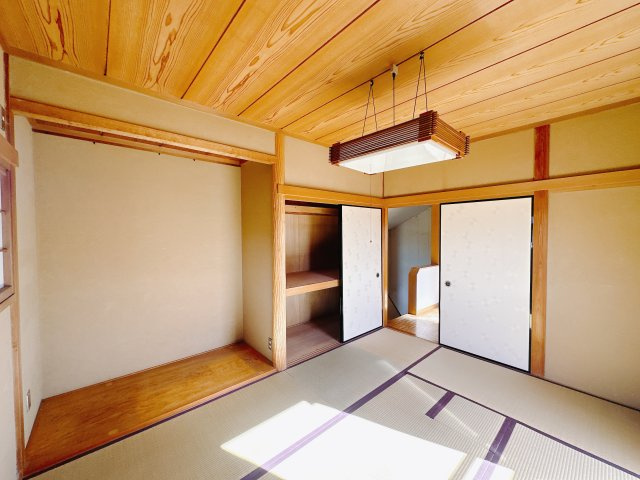 【中古戸建】前橋市下細井町の和室|■2階和室｜和室でしか味わえない畳ならではの香りや素材で和のやすらぎを感じてください♪休日はお子様とお昼寝するのにも最適です！