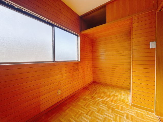 【中古戸建】前橋市下細井町の洋室|■2階洋室｜2階洋室には大きな窓をご用意しています。日中はあたたかな日差し差し込み自分時間も充実できますね＾＾