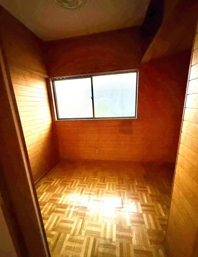 【中古戸建】前橋市下細井町の洋室|■2階洋室｜2階洋室には大きな窓をご用意しています。日中はあたたかな日差し差し込み自分時間も充実できますね＾＾