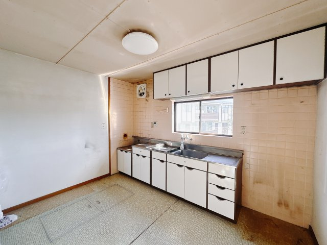 【中古戸建】前橋市下細井町のキッチン|■キッチン｜ワークトップの幅が広く、お子様といっしょにお料理をつくったり、ちょっとしたパーティーも楽しめます。フラットなのでお掃除がしやすいのもポイントです♪