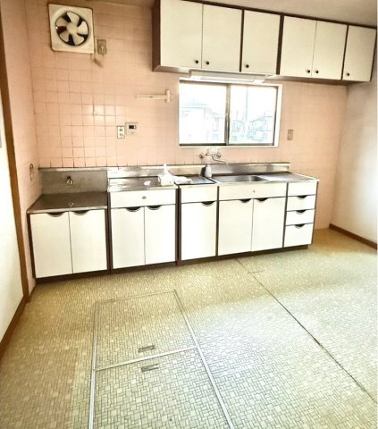 【中古戸建】前橋市下細井町のキッチン|■キッチン｜ワークトップの幅が広く、お子様といっしょにお料理をつくったり、ちょっとしたパーティーも楽しめます。フラットなのでお掃除がしやすいのもポイントです♪