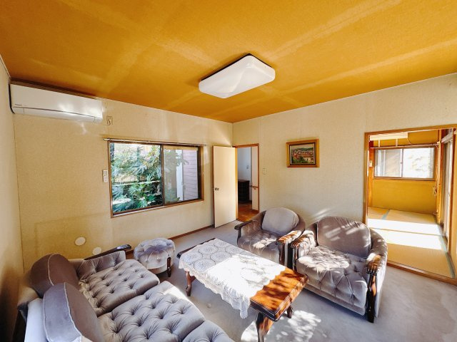 【中古戸建】前橋市下細井町の居間・リビング|■リビング｜落ち着きのある表情を見せるリビングダイニング。太陽の光がたっぷり差し込むリビングは、自然とご家族が集まる居心地の良い空間です。