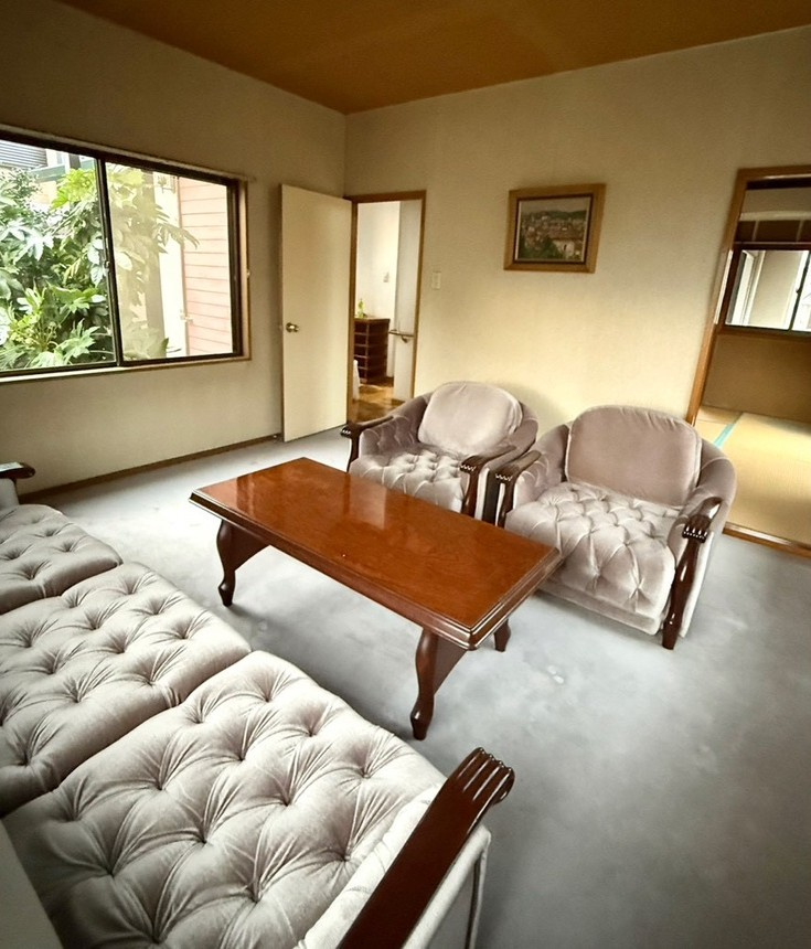 【中古戸建】前橋市下細井町の居間・リビング|■リビング｜落ち着きのある表情を見せるリビングダイニング。太陽の光がたっぷり差し込むリビングは、自然とご家族が集まる居心地の良い空間です。