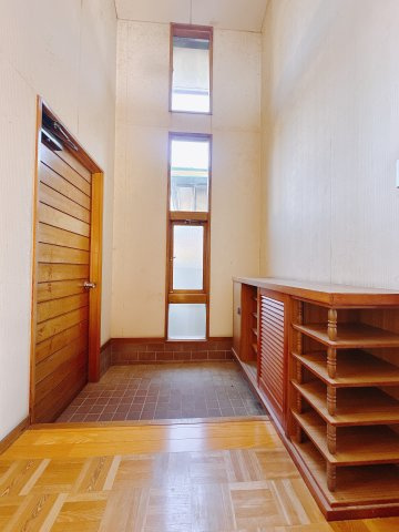 【中古戸建】前橋市下細井町の玄関|■玄関｜玄関は意外と生活感が出る場所。玄関でお家の印象が決まってしまうと言っても過言ではありません。