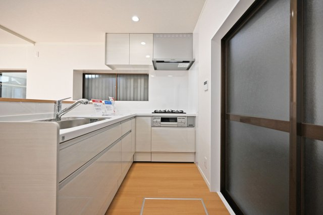 伊丹市荻野4丁目中古戸建│3LDK+駐車1台可のキッチン|1階キッチンの内観写真です。L字型対面式キッチンを採用しているため視界は広く、ご家族間やご来訪者とのコミュニケーションも一体的に取り易くなっております。