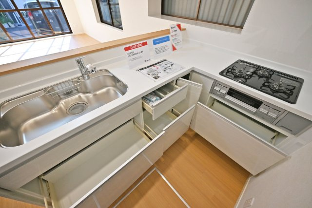 伊丹市荻野4丁目中古戸建│3LDK+駐車1台可のキッチン|ワークトップは十分な広さです。調理台下いっぱいに収納を設け、包丁のホルダーや調味料専用の引き出しも備えています。